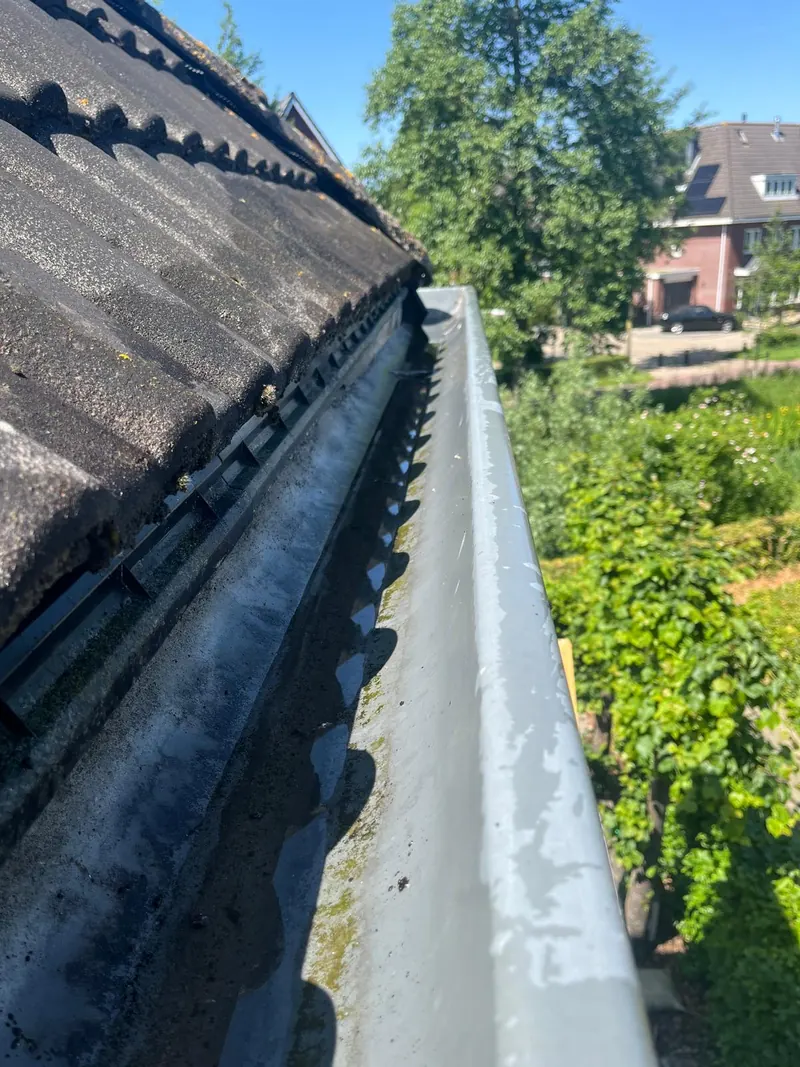 Schone dakgoot langs de dakrand