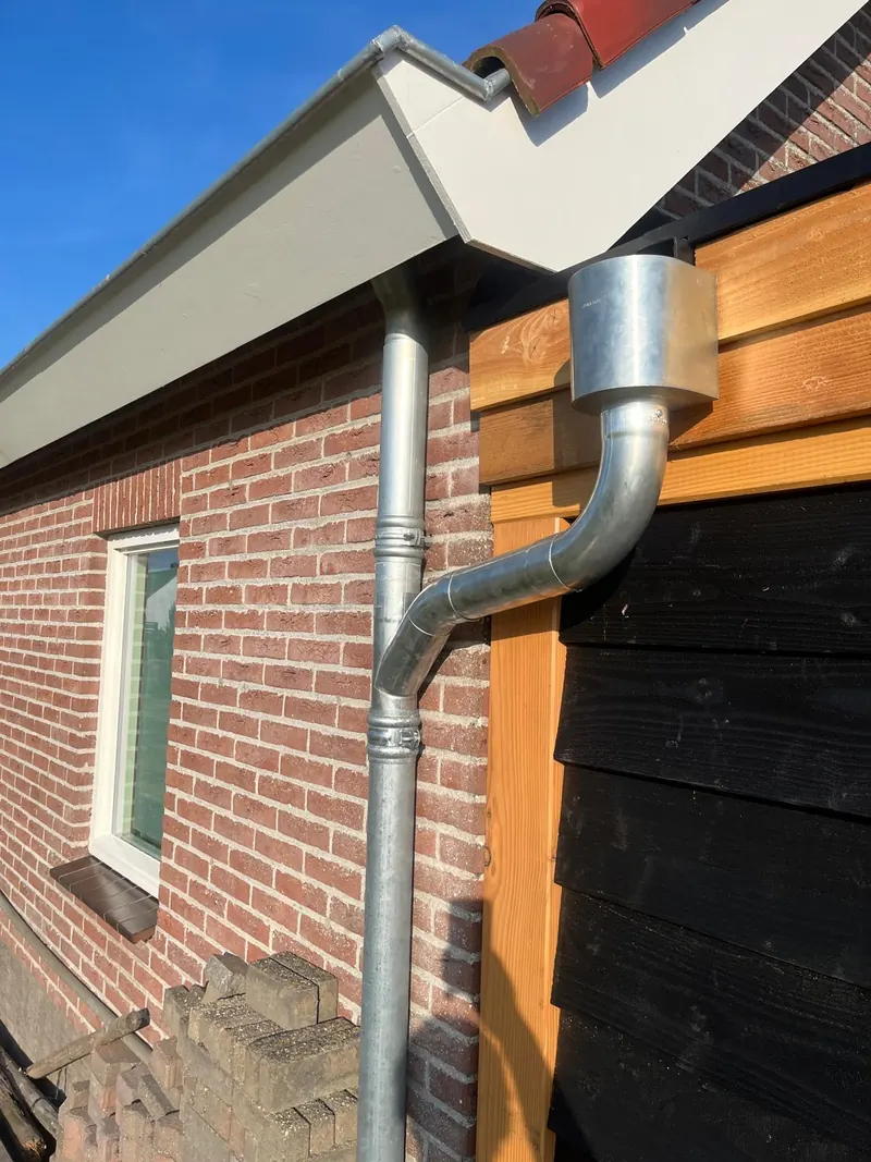 Hemelwaterafvoer met bocht aan de gevel