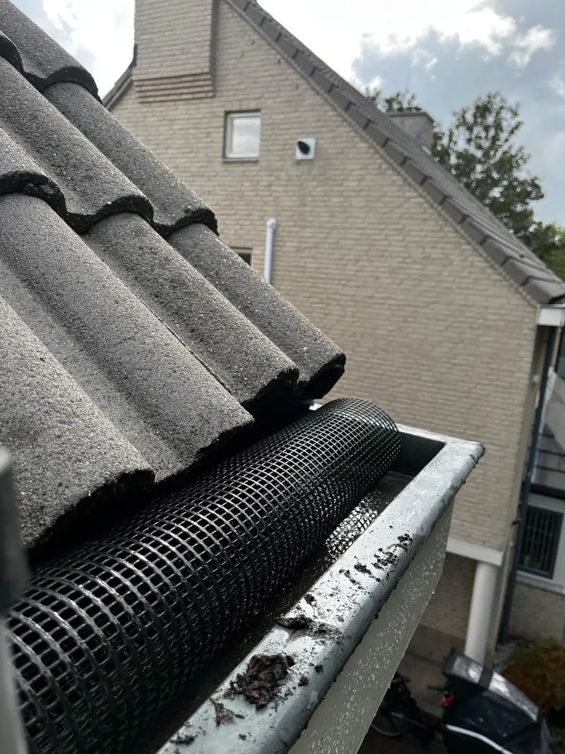 Gootbescherming van gaas houdt blad en vuil tegen