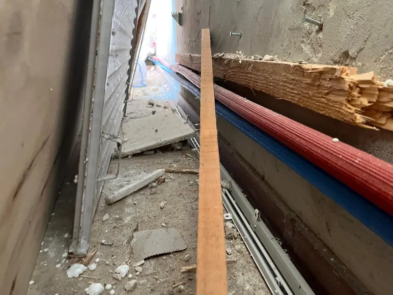 Rode en blauwe waterleidingen langs de muur, klaar om weg te werken