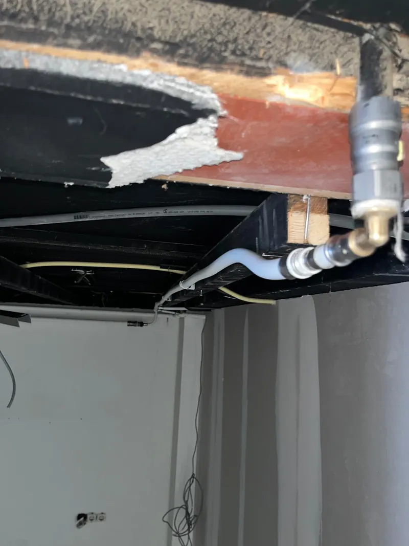 Aansluiting van nieuwe leidingen bij het plafond