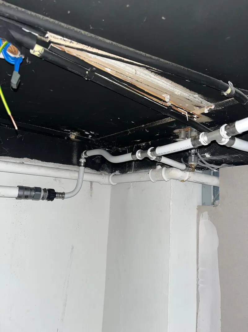 Nieuwe leidingen met aftakkingen langs het plafond