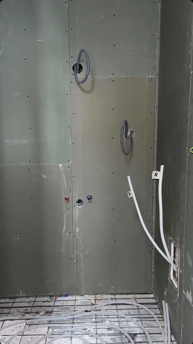 Water en afvoer vóór de wandafwerking van de douche