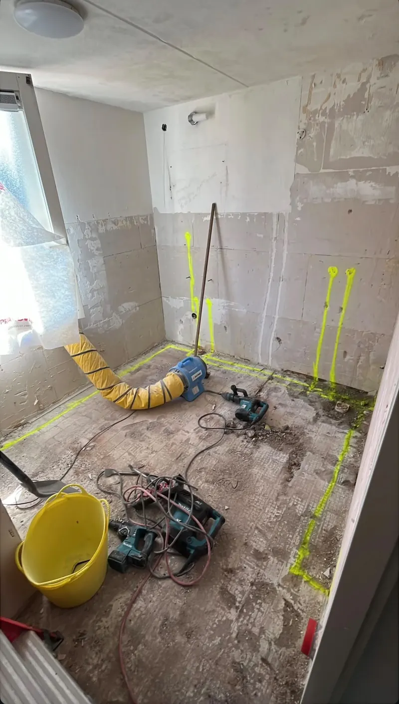 De badkamer na het strippen, met de nieuwe leidingroutes afgetekend