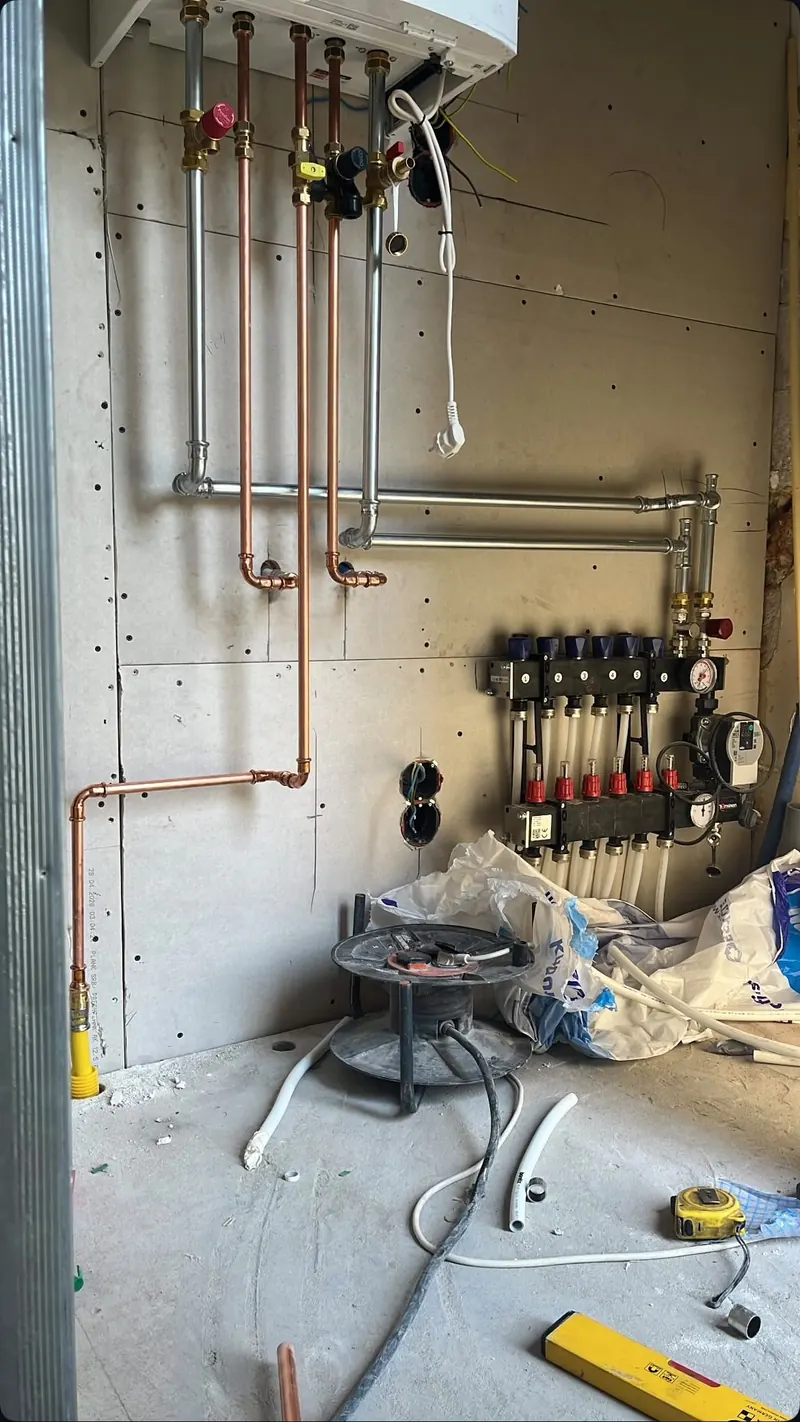 Vloerverwarmingsverdeler gekoppeld aan de installatie