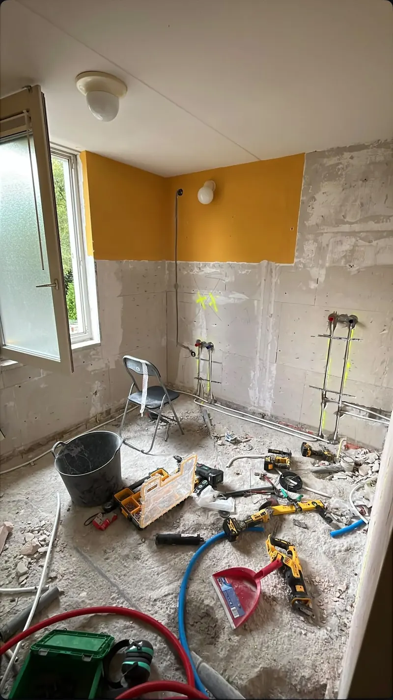 Leidingwerk en aansluitpunten in de open badkamer