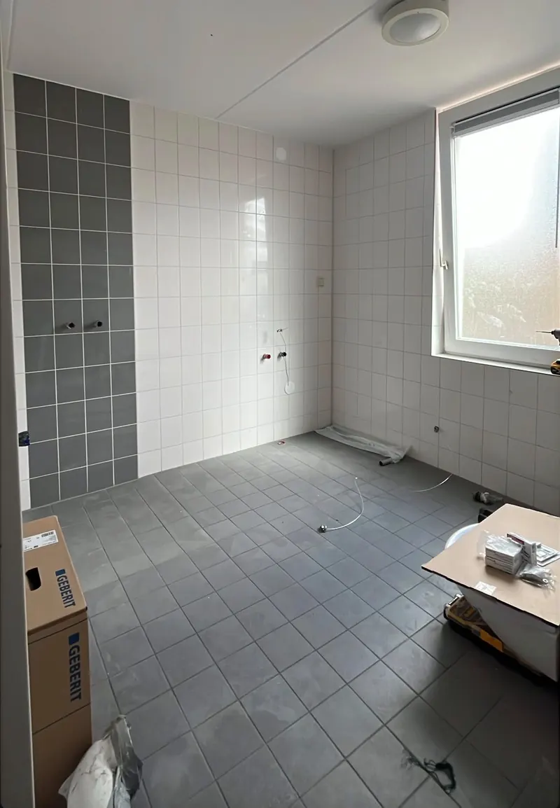 Nieuwe wand- en vloertegels in de badkamer