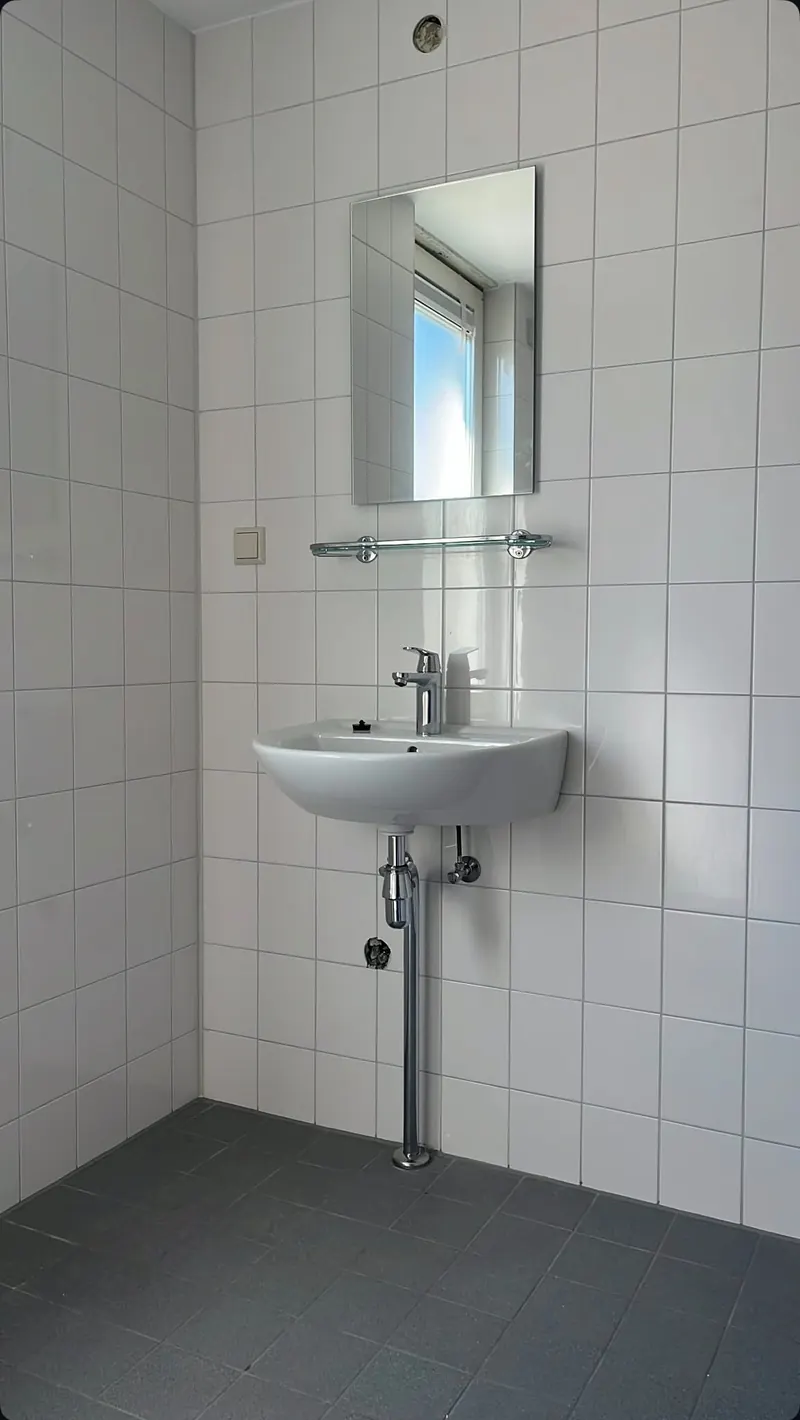 Wastafel met spiegel en planchet