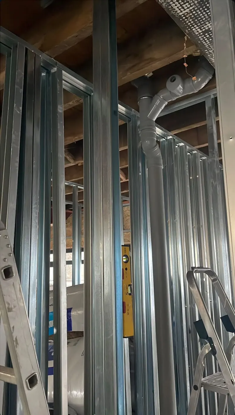 Leidingen en kanalen boven de wandconstructie