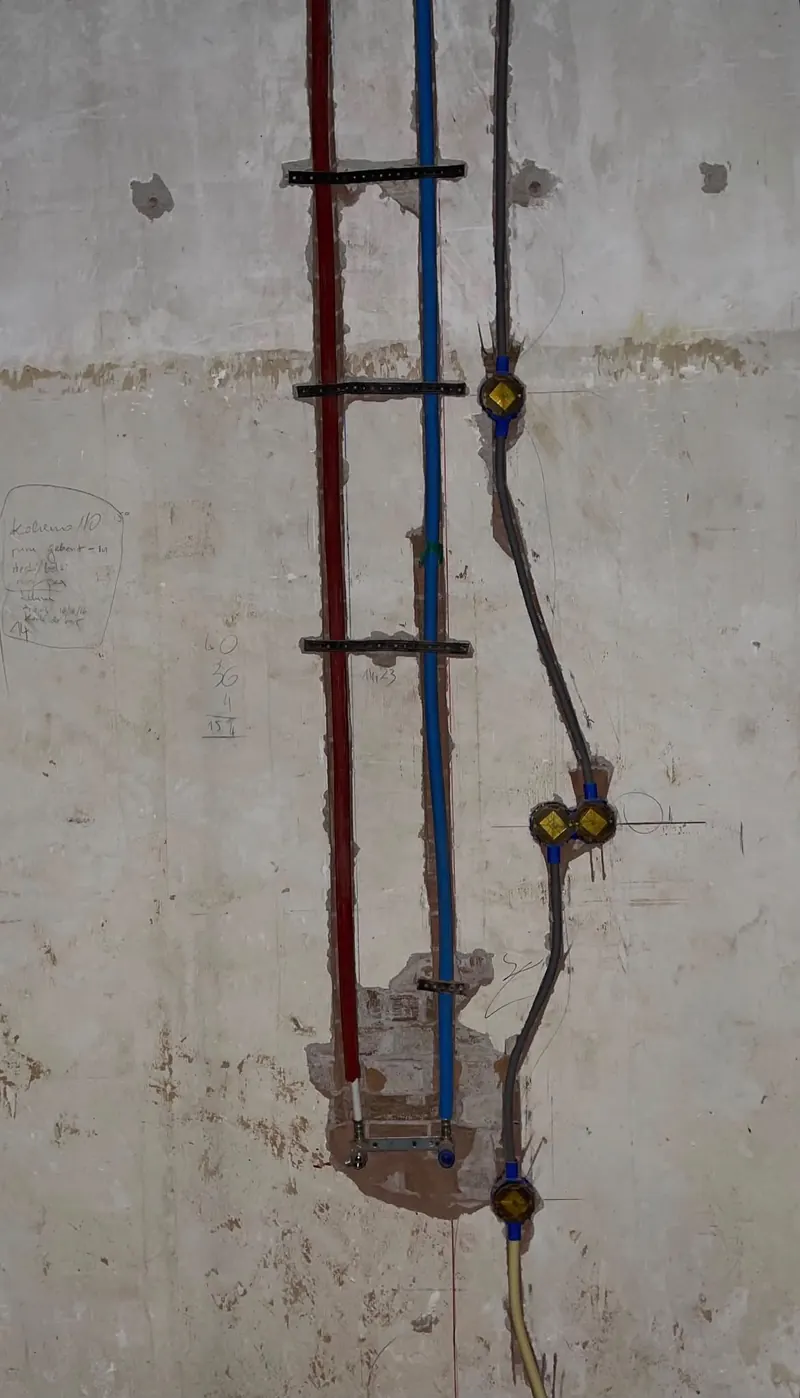 Waterleidingen in de wandsleuven
