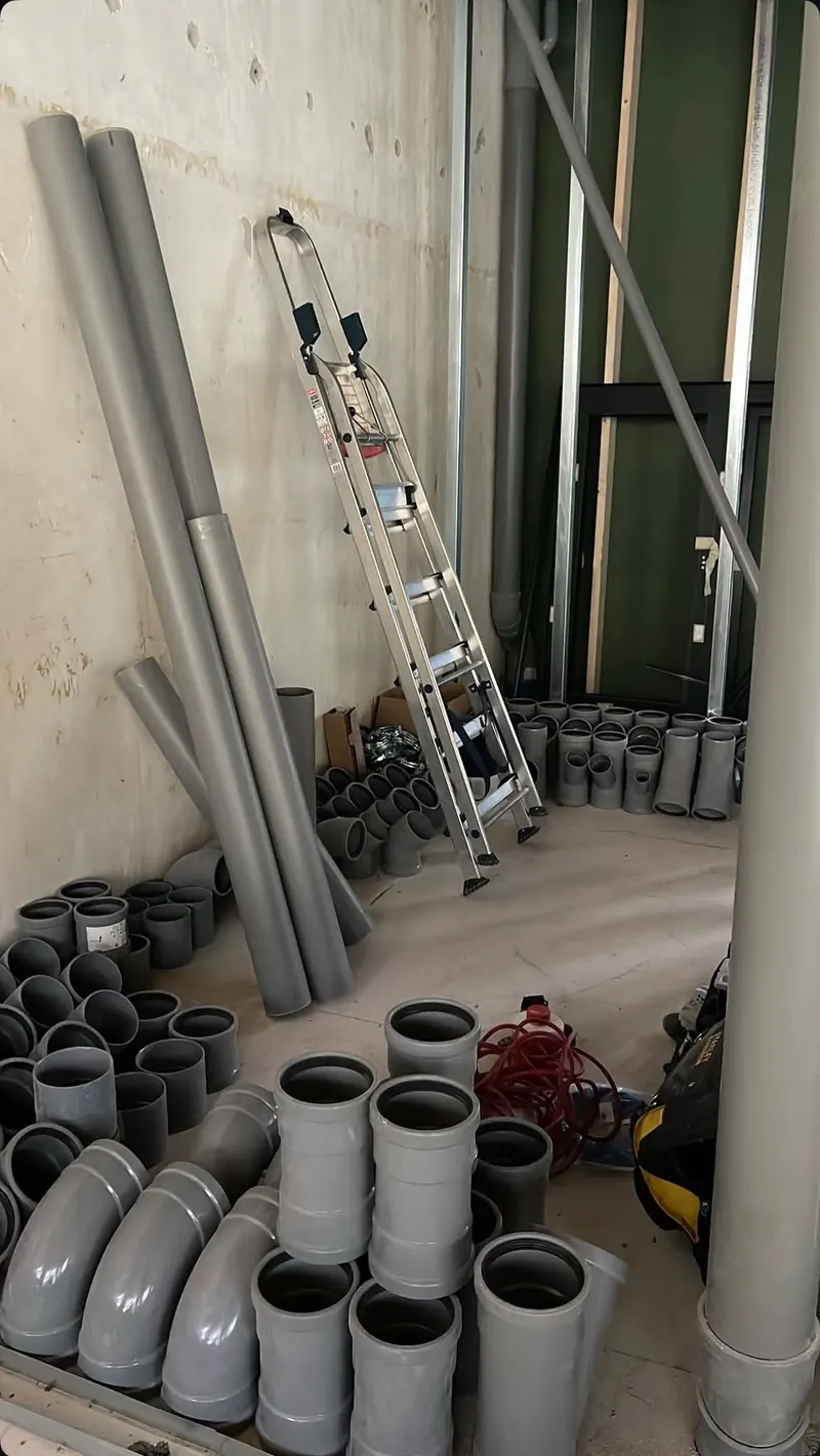Afvoermateriaal op de bouwplaats