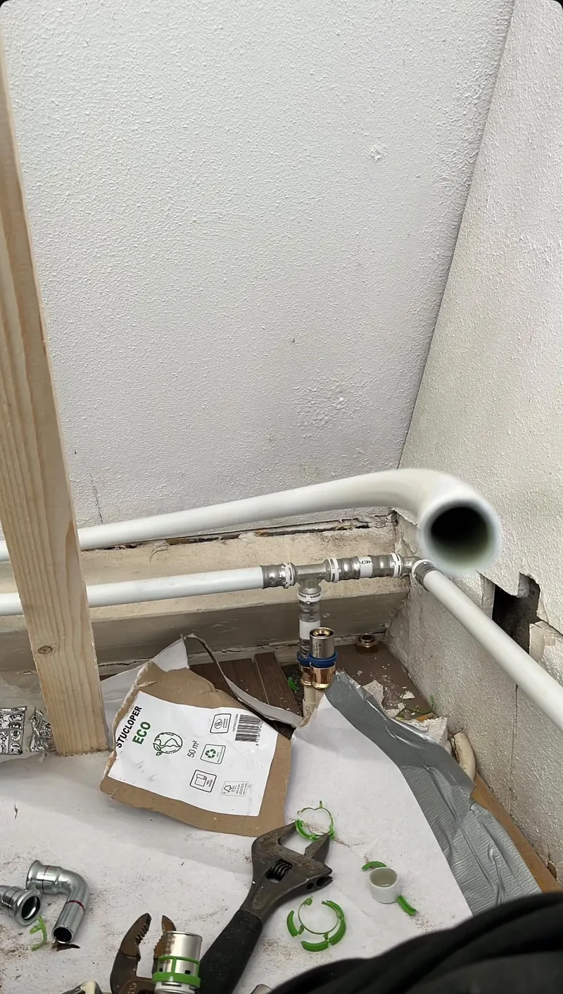 Nieuwe leidingen in de hoek, klaar voor de betimmering