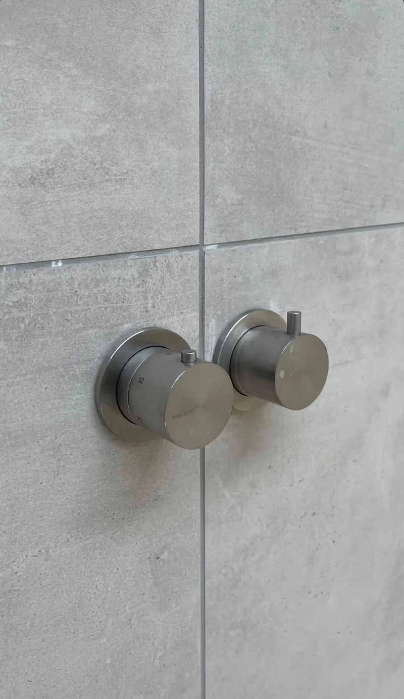 Detail van de douchebediening