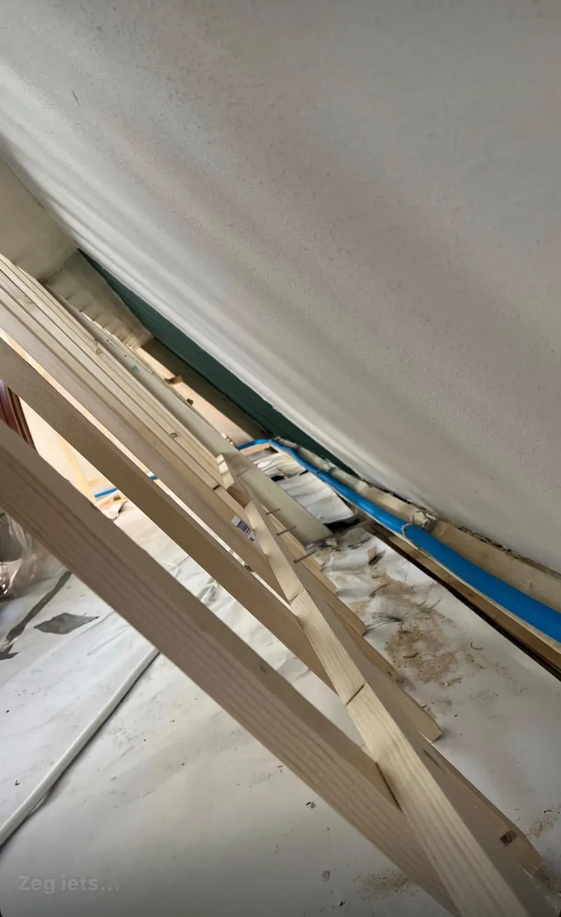 Leidingroute langs de schuine wand
