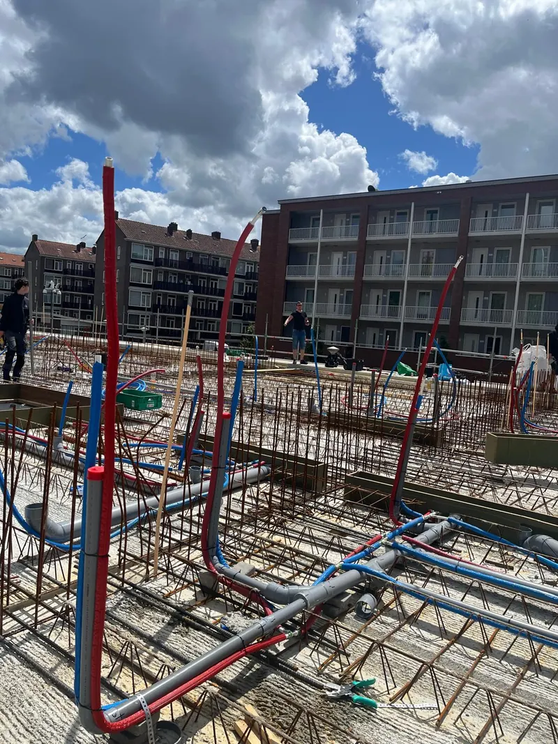 Leidingen tussen de wapening van een nieuwbouwvloer