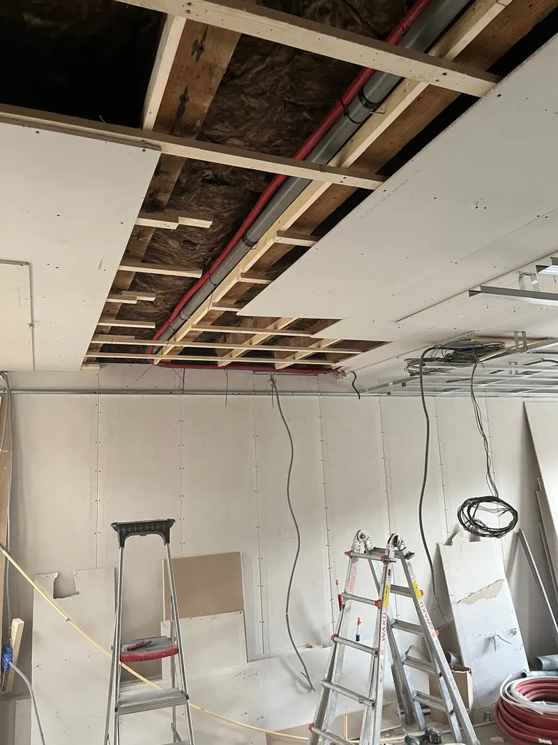 Verbouwing met open plafond en nieuwe leidingroutes