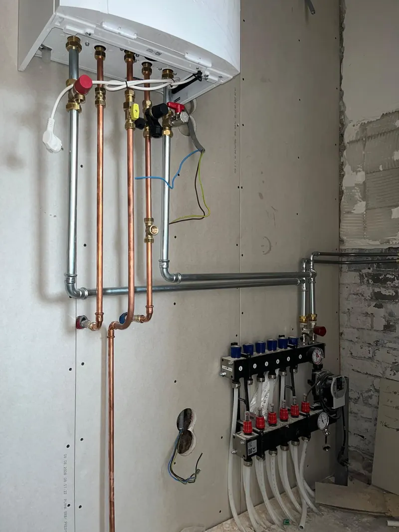 Verdeler en koperen leidingen in de ruwbouw