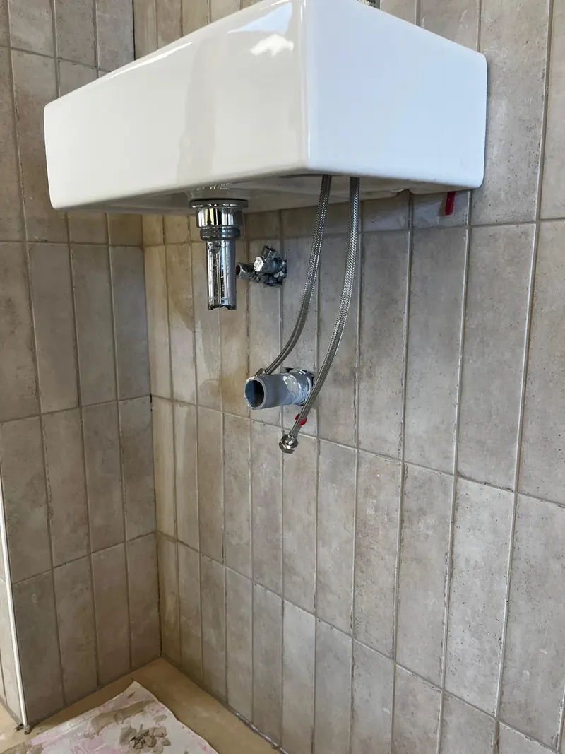 Wastafel met nieuwe sifon en aansluitingen