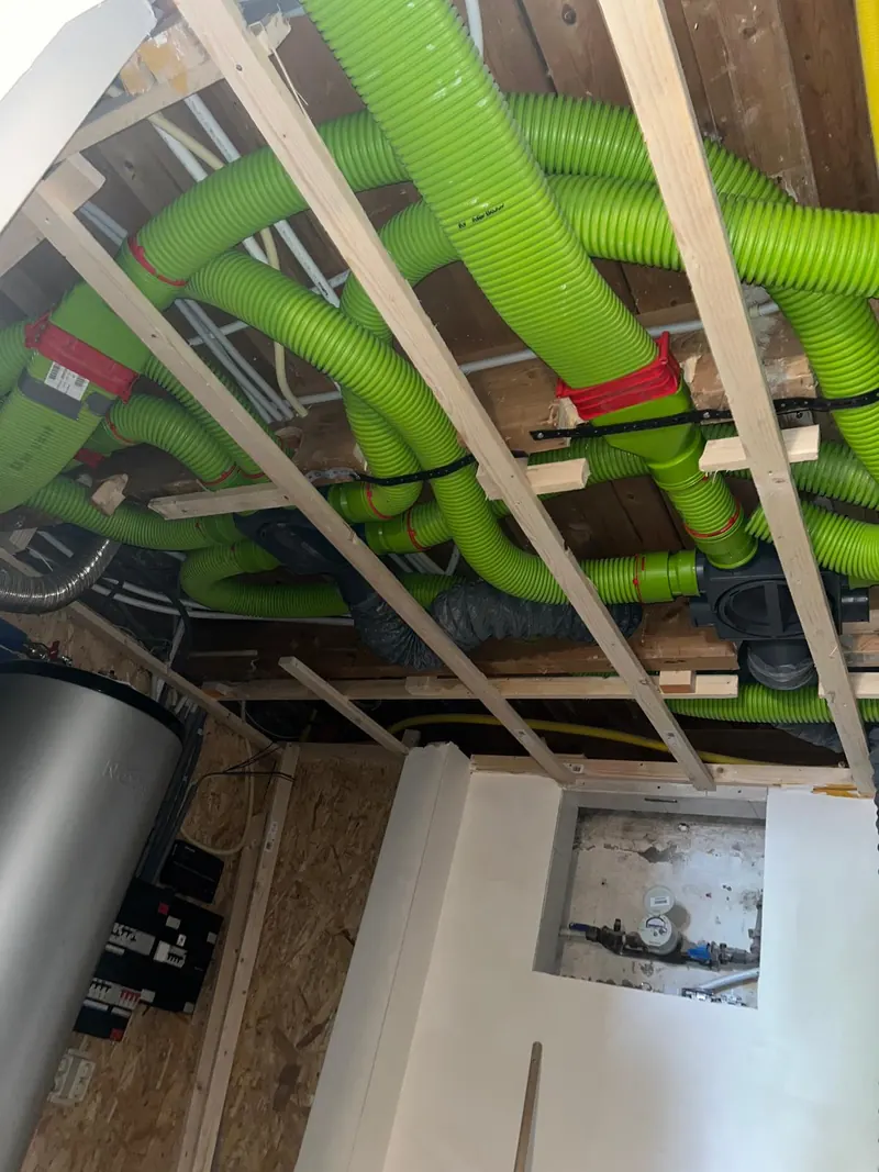 Ventilatiekanalen boven het plafond tijdens de aanleg