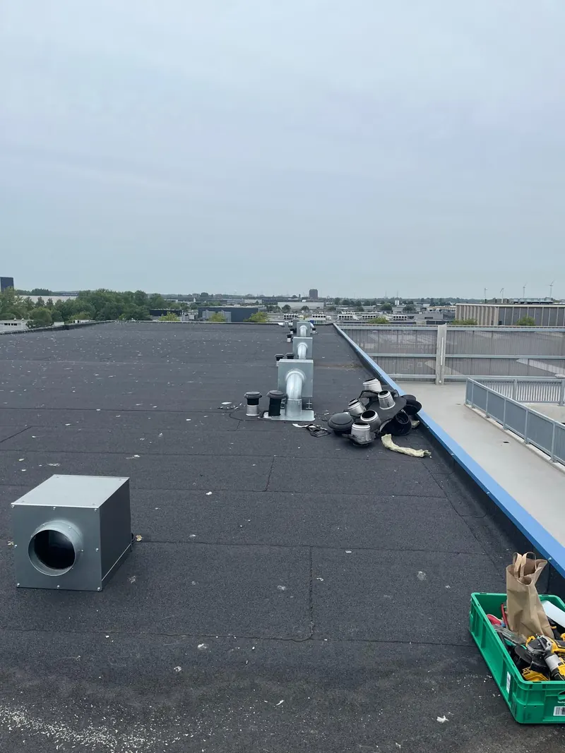 Dakventilator op een plat dak