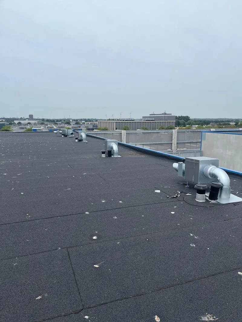 Rij dakventilatoren op een plat dak