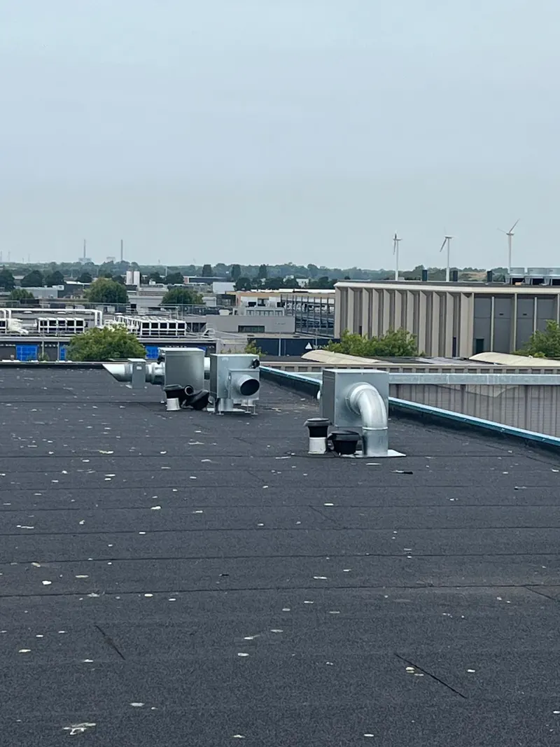 Dakventilatoren op het platte dak van een complex