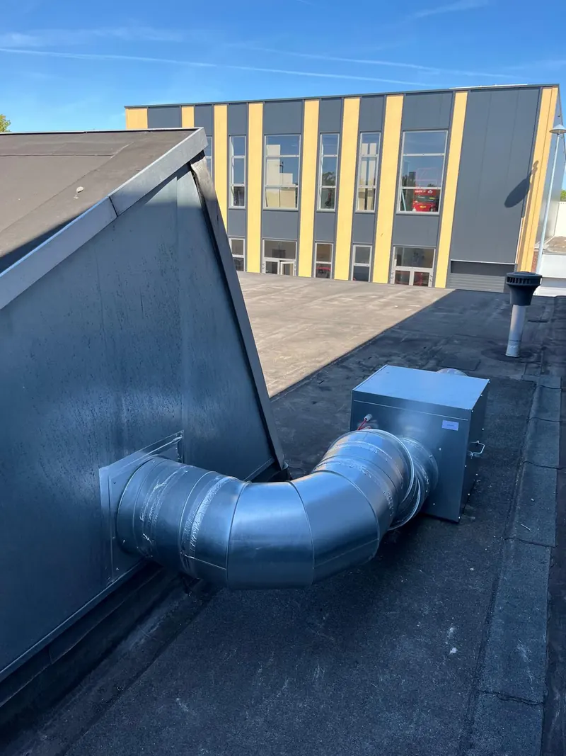 Dakventilator met aangesloten kanaal op een plat dak