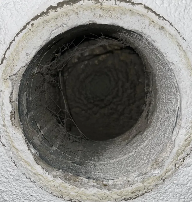 Vervuild ventilatiekanaal, van binnenuit gezien