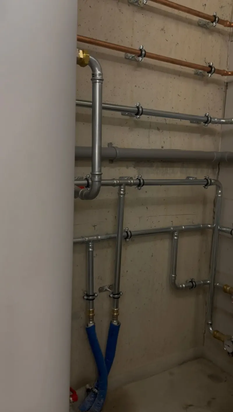 Leidingwerk in de techniekruimte naast het boilervat